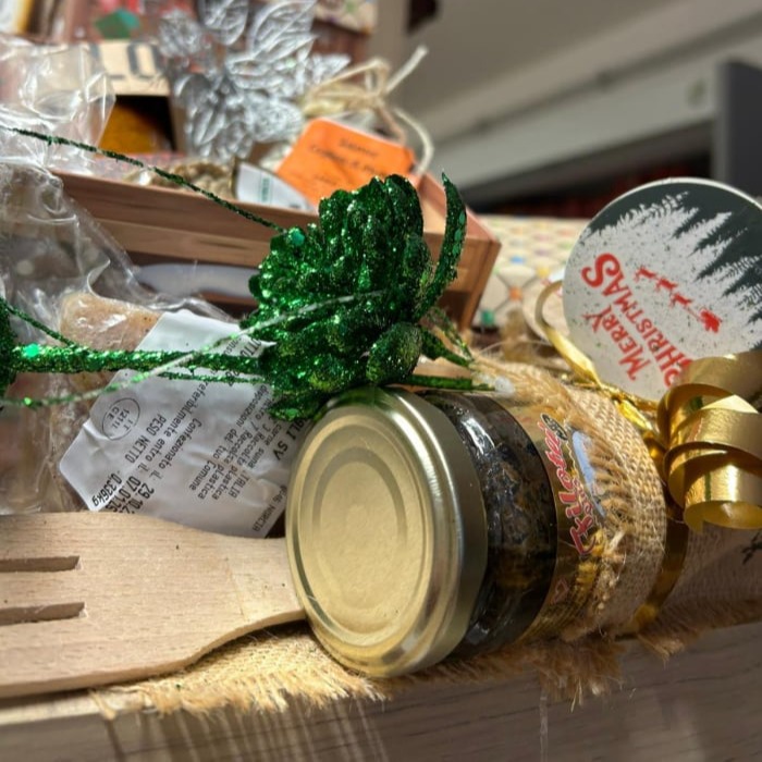 cesti con prodotti tipici di norcia amatrice grisciano